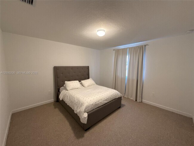 Building Photo - 412 NW 12th Pl