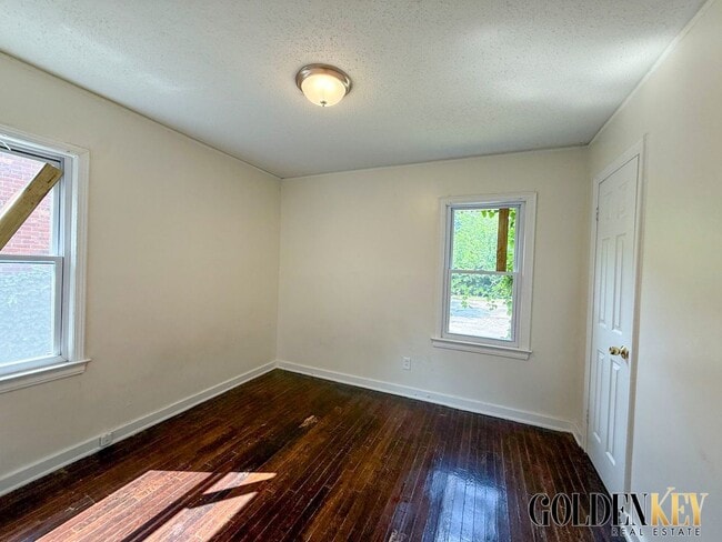Building Photo - Eastside Remodeled 3 bedroom home near 8 M...