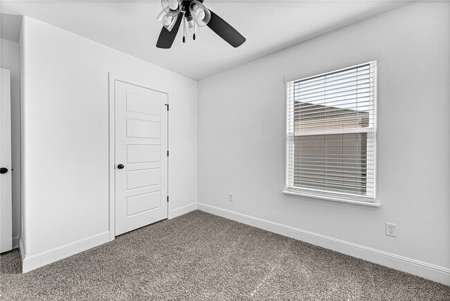 Building Photo - 2070 Wildflower Dr