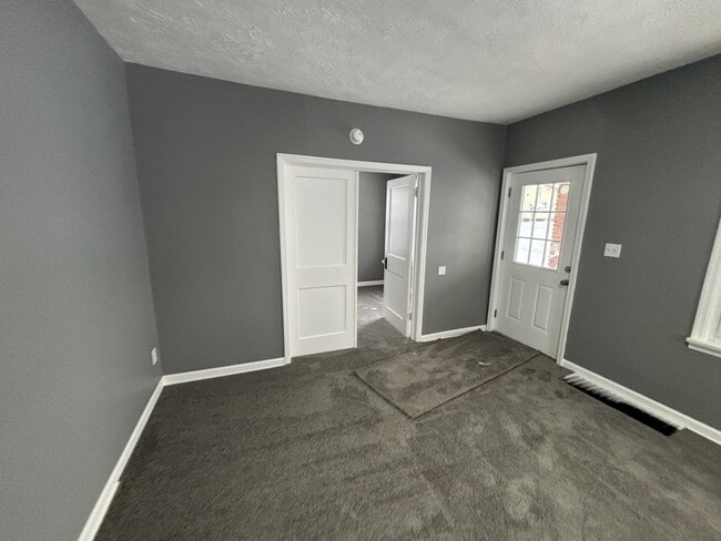 Building Photo - 2121 2nd St SE