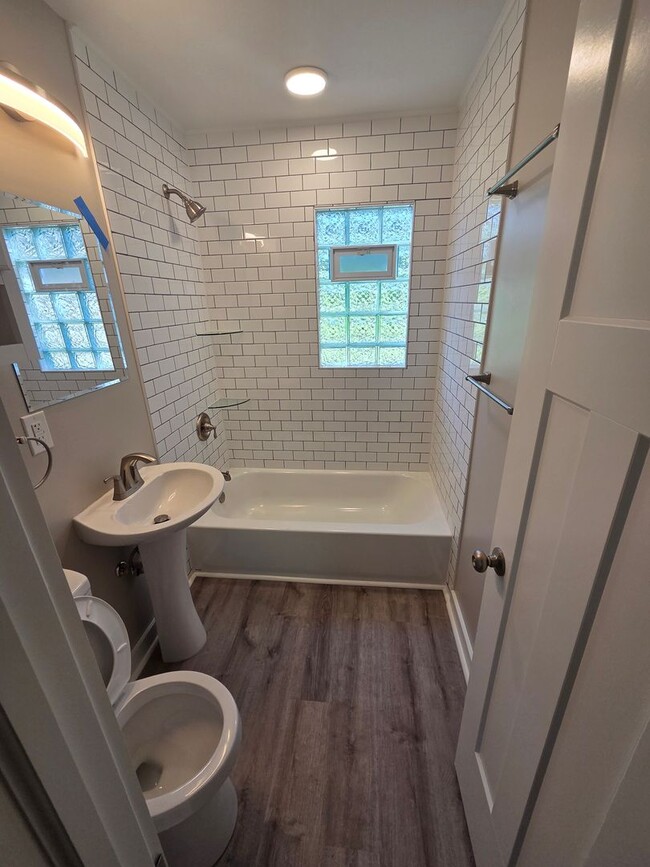 Building Photo - 3 bed 1 bath, 1 car detached garage, newly...