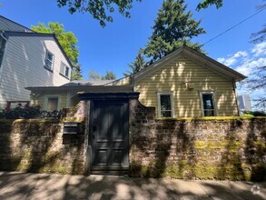 Building Photo - Charming 3 Bed 3.5 Bath home in Southwest ...