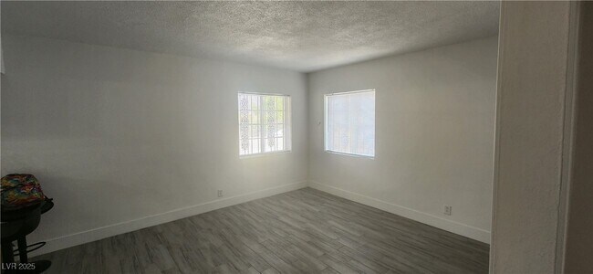 Building Photo - 1608 E McDonald Ave