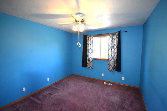 Building Photo - Spacious Home.