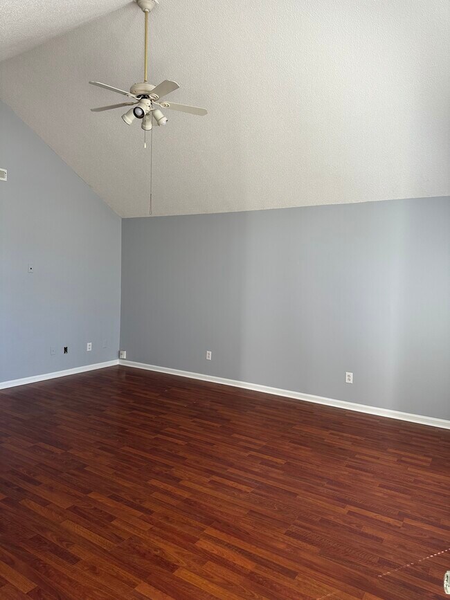 Building Photo - 510 Pine Knoll Dr