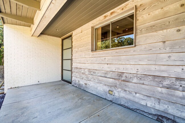 Building Photo - 2/2 with carport - fenced backyard