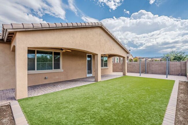 Building Photo - Modern 4 Bed Tucson Rental with Spacious K...