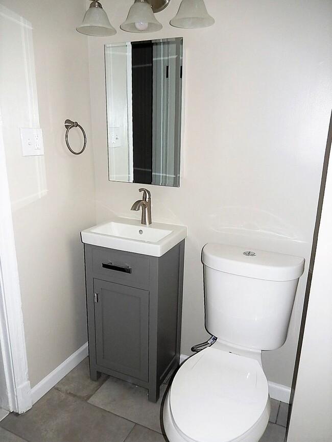 Building Photo - Charming 1 Bed 1 Bath Townhome Style Condo In Historic Arlington Village