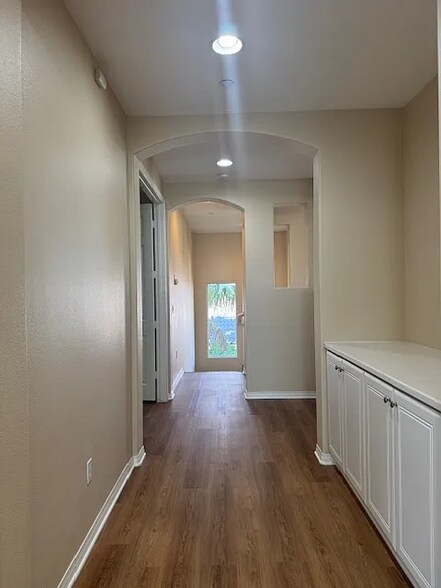 Building Photo - 375 Deodar St