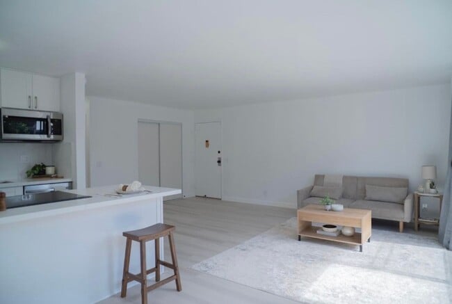 Building Photo - Island Style Living at Its Best! 2/1/1 in Makaha