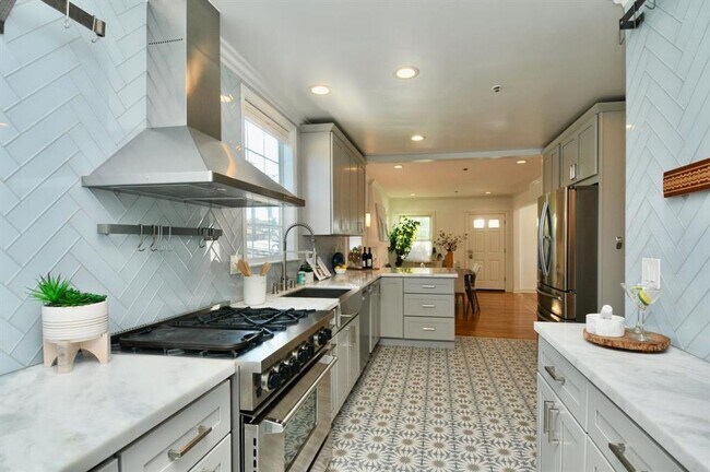 Building Photo - 525 9th Ave