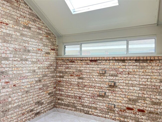 Building Photo - 42 W Foxbriar Forest Cir