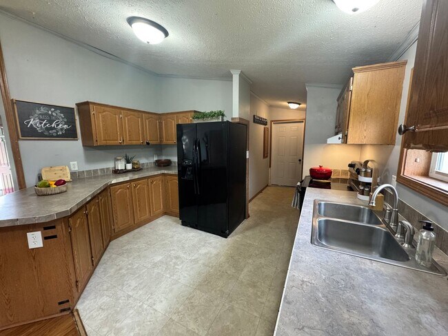 Building Photo - 215 Greenbush Dr