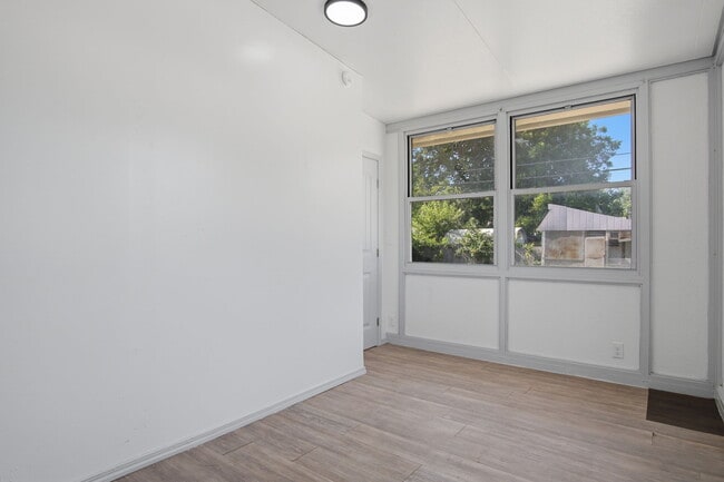 Building Photo - 549 E Ercoupe Dr
