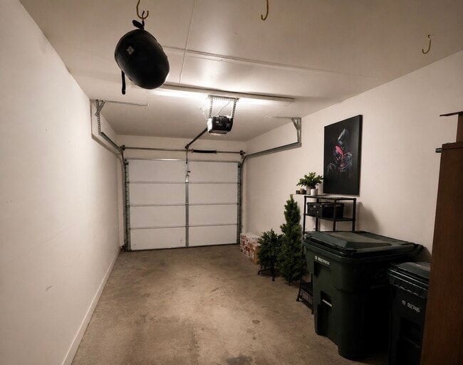 Building Photo - 1316 E Evergreen Dr