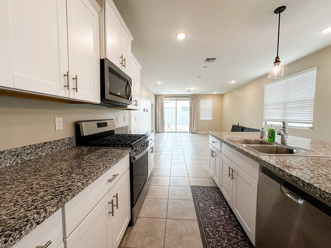 Building Photo - 40523 W Shaver Dr