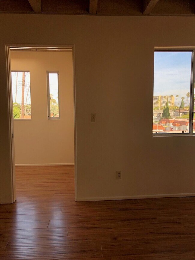 Building Photo - 610 Venezia Ave
