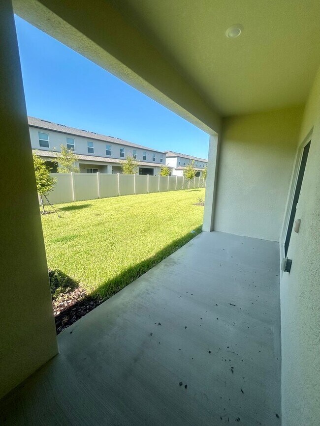 Building Photo - Stylish Townhome in the Heart of Ruskin – ...