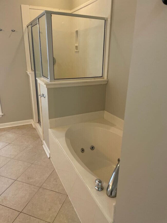 Building Photo - 4BR w/ Fenced Backyard + Garage in Lakeland