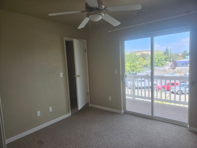 Building Photo - Charming Townhouse In Middletown