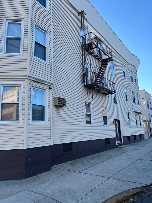 Building Photo - 405 Ave E