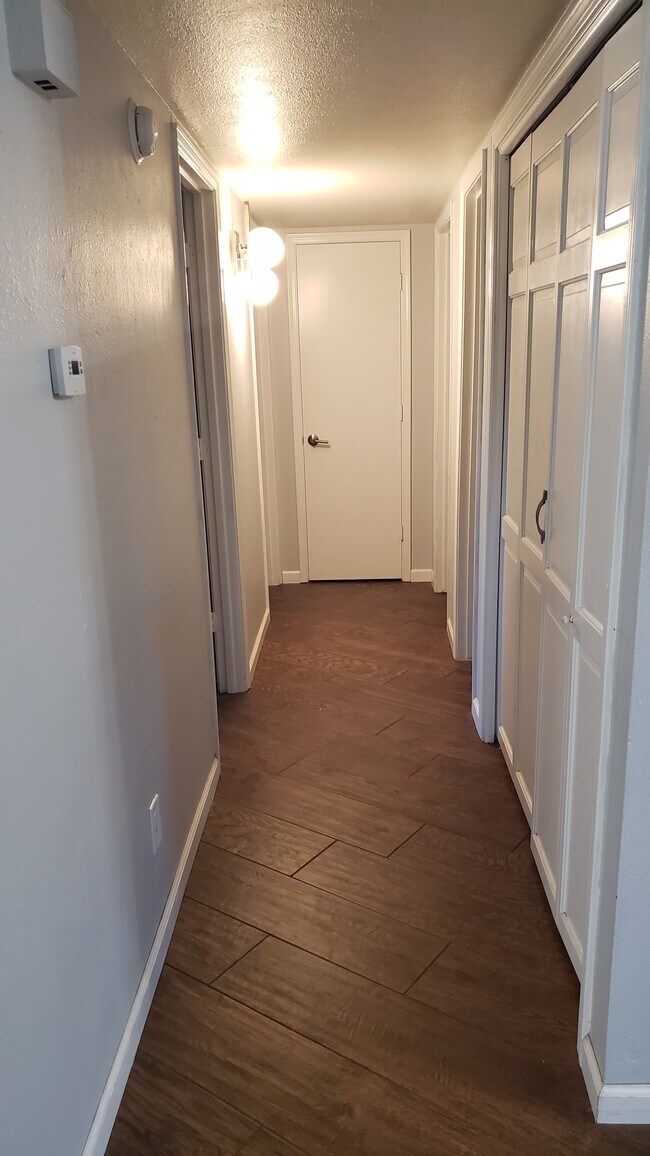 Building Photo - 913 Capulin Rd