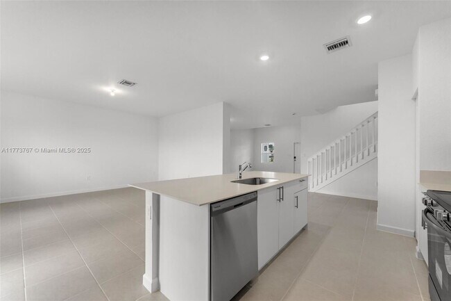 Building Photo - 2700 SE 23rd Ave