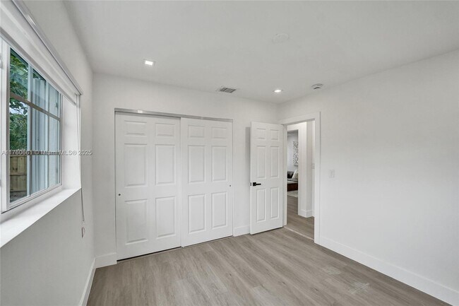 Building Photo - 2101 N 15th Ave