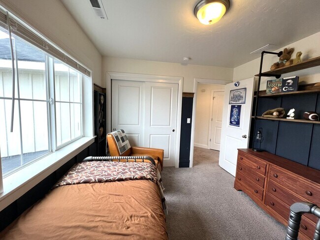 Building Photo - Welcome to this charming 3 bed 2.5 bath ho...