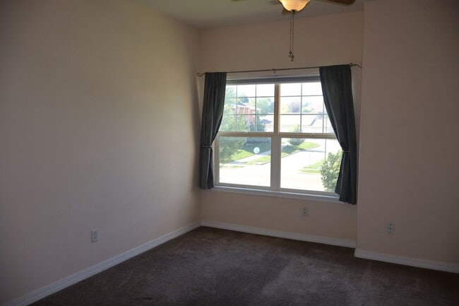 Building Photo - Cozy Two Bedroom Condo