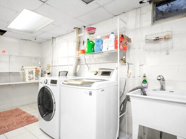 Building Photo - 8705 W 92nd Pl