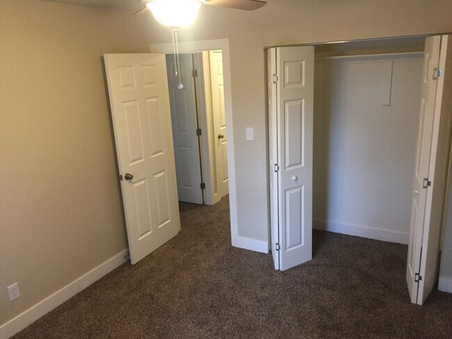 Building Photo - Updated 2 Bedroom Townhome for Rent in Loveland: Shared Garage, Patio, Washer/Dryer Hookups