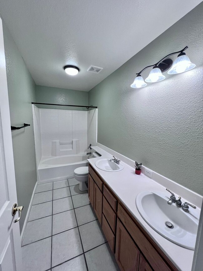 Building Photo - 654 Winery Ct
