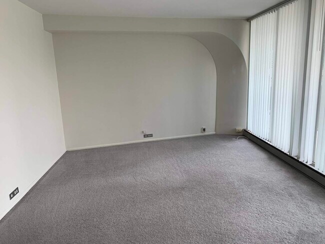 Building Photo - 300 N State St