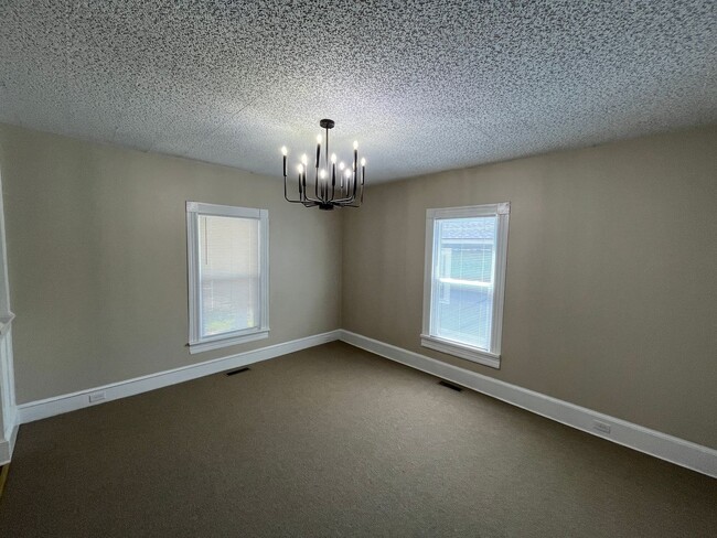 Building Photo - Newly Renovated 2 Bedroom Bungalow!!!