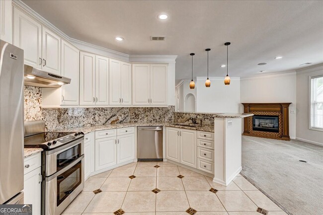 Building Photo - 1033 Pinehurst Dr