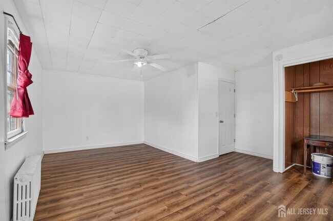 Building Photo - 127 S Pine Ave