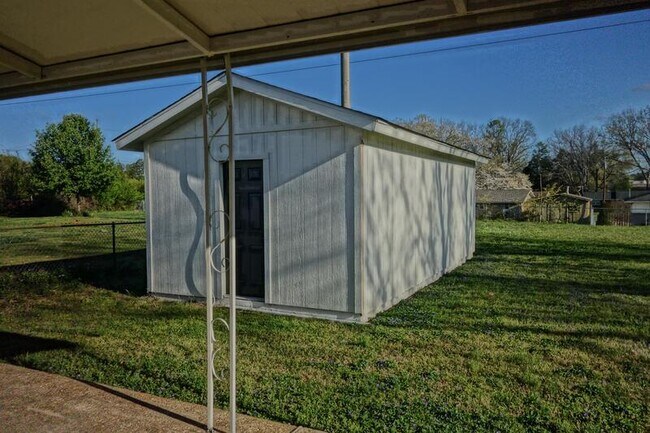 Building Photo - 2903 Bayless Dr SW