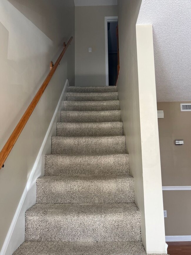 Building Photo - Hillbilly Private Drive