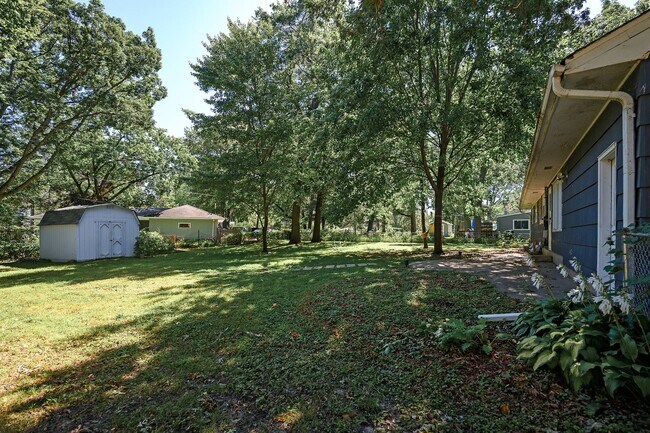 Building Photo - Gorgeous Shoreview House 3BR 1 Bath  Available Early May!