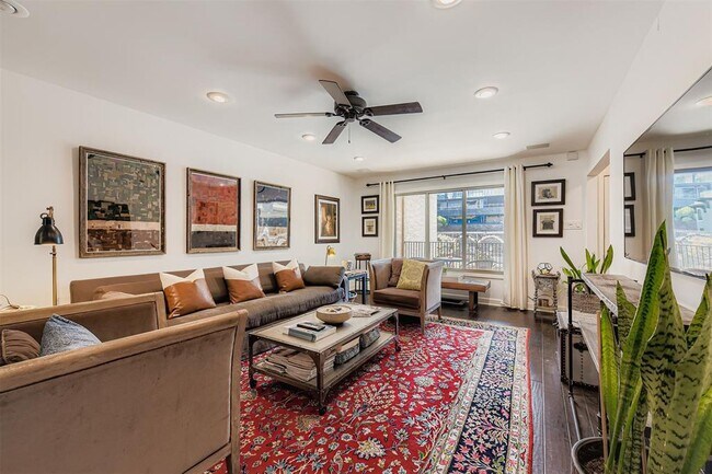 Building Photo - 505 W 7th St