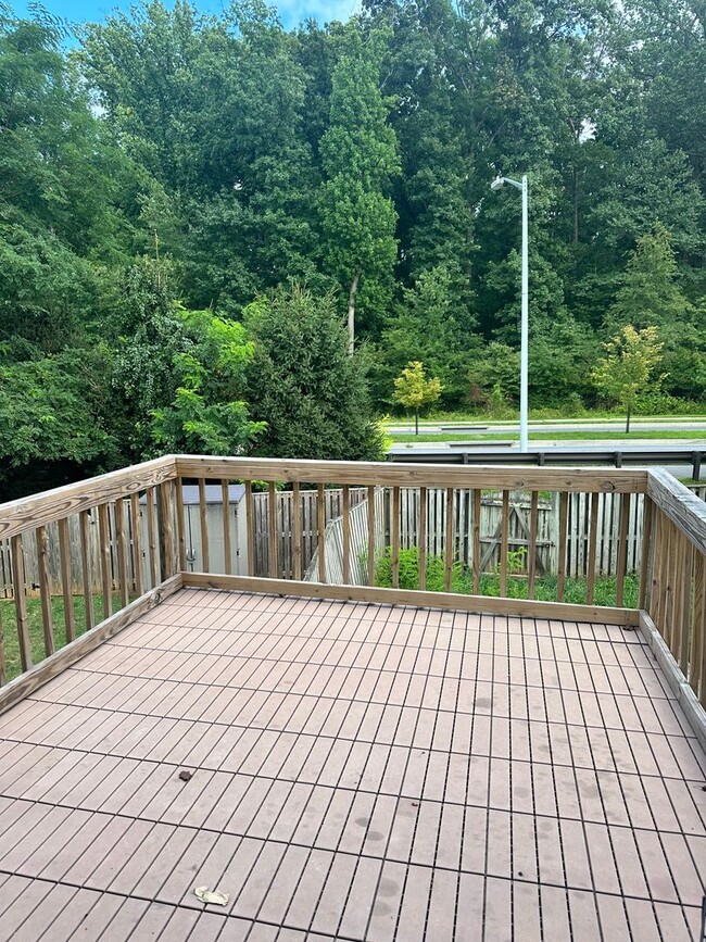Building Photo - Spacious Townhome for Rent! Finished Basement! W/D! Available Now!