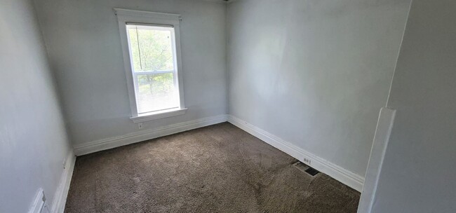 Building Photo - Duluth, MN - 4 bedroom - 2 bathroom - Clos...