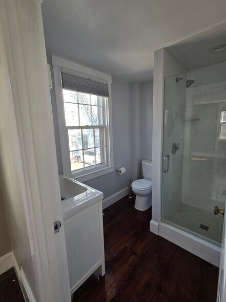 2nd Floor En Suite Bathroom - 14 Cady St