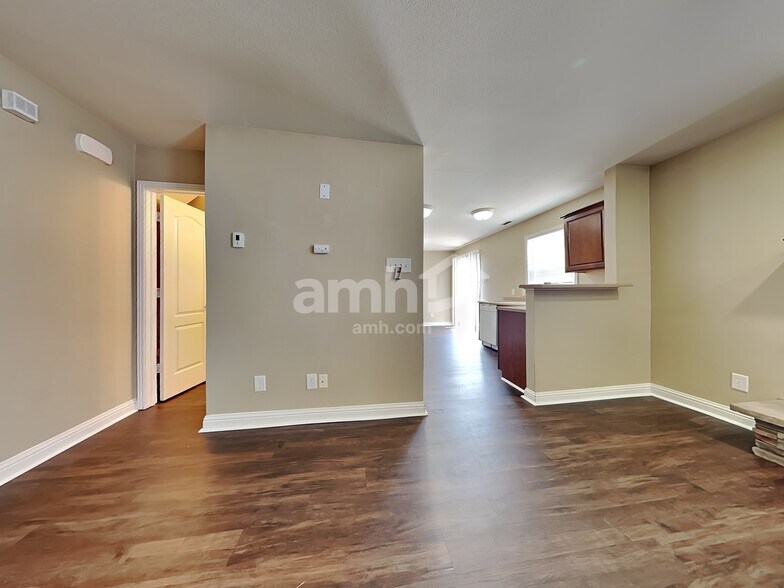 Building Photo - 853 Colonial Way