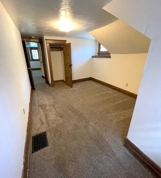 Building Photo - 2 Bedroom Top Level Apartment - ALL UTILIT...