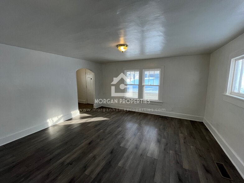 Building Photo - 1428 W 10th St