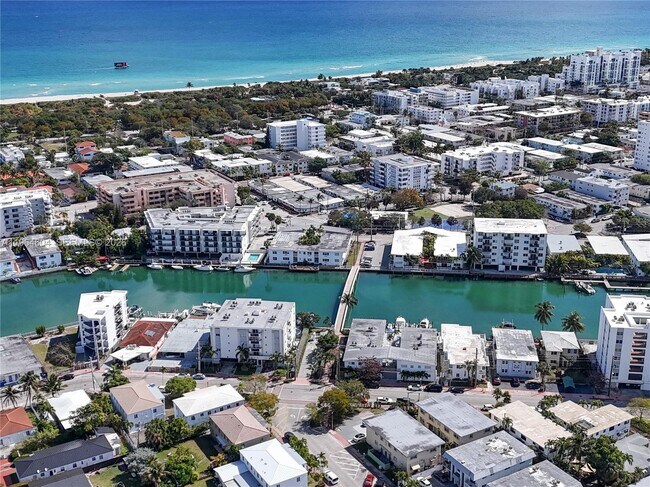 Building Photo - 8110 Crespi Blvd