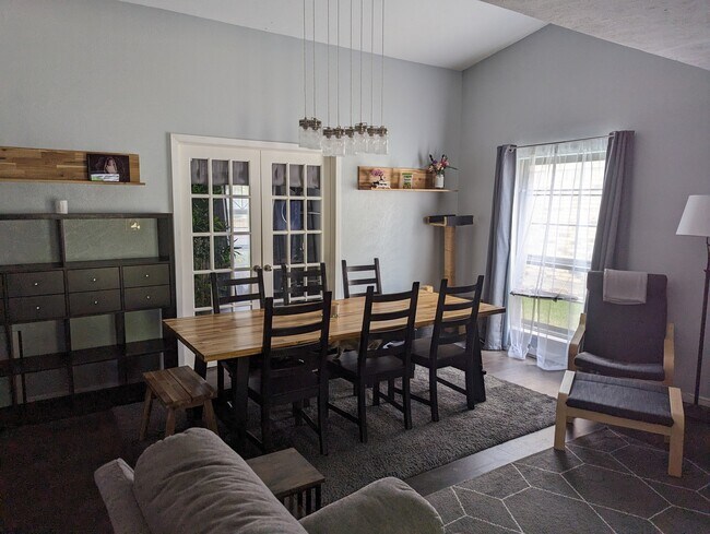 Building Photo - 944 Mossvine Dr