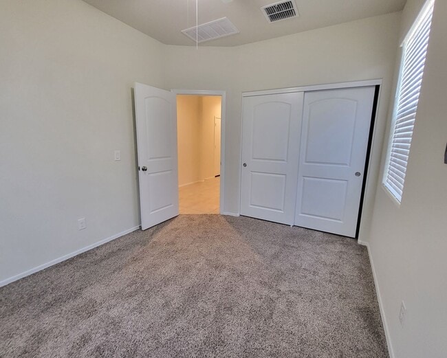 Building Photo - 3 Bedroom 2 Bathroom Magma Ranch Home